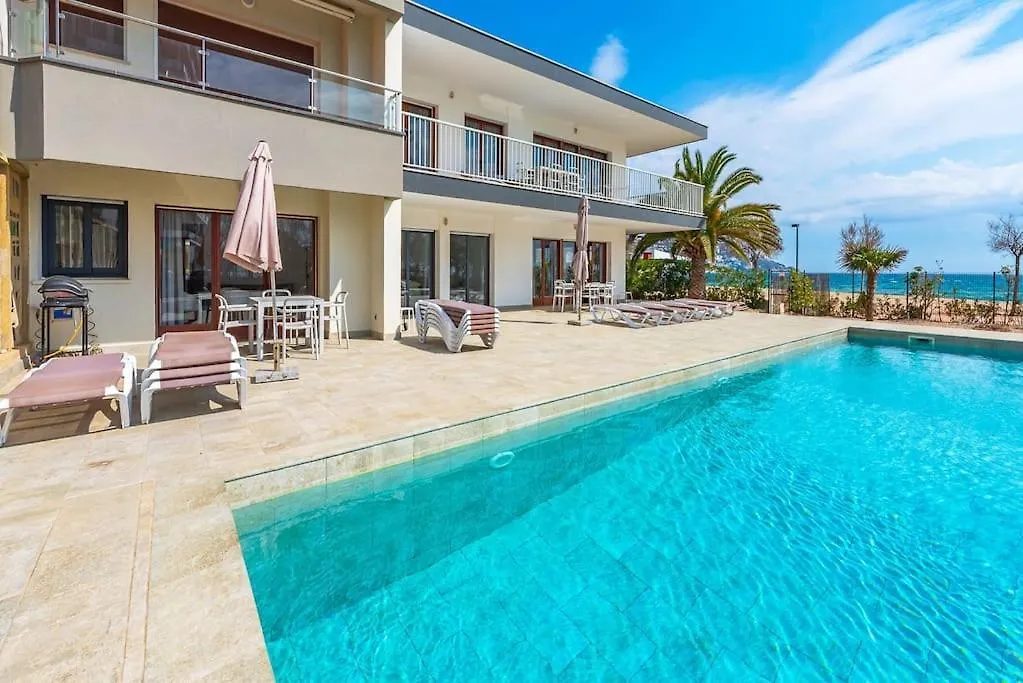 רוזס Beach Apartment - Front Line!